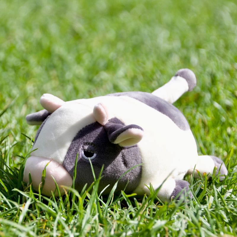 Image d'ambiance de présentation du produit Porte-clé peluche Nemu Nemu Molly la Vache (11 cm) - Trousselier